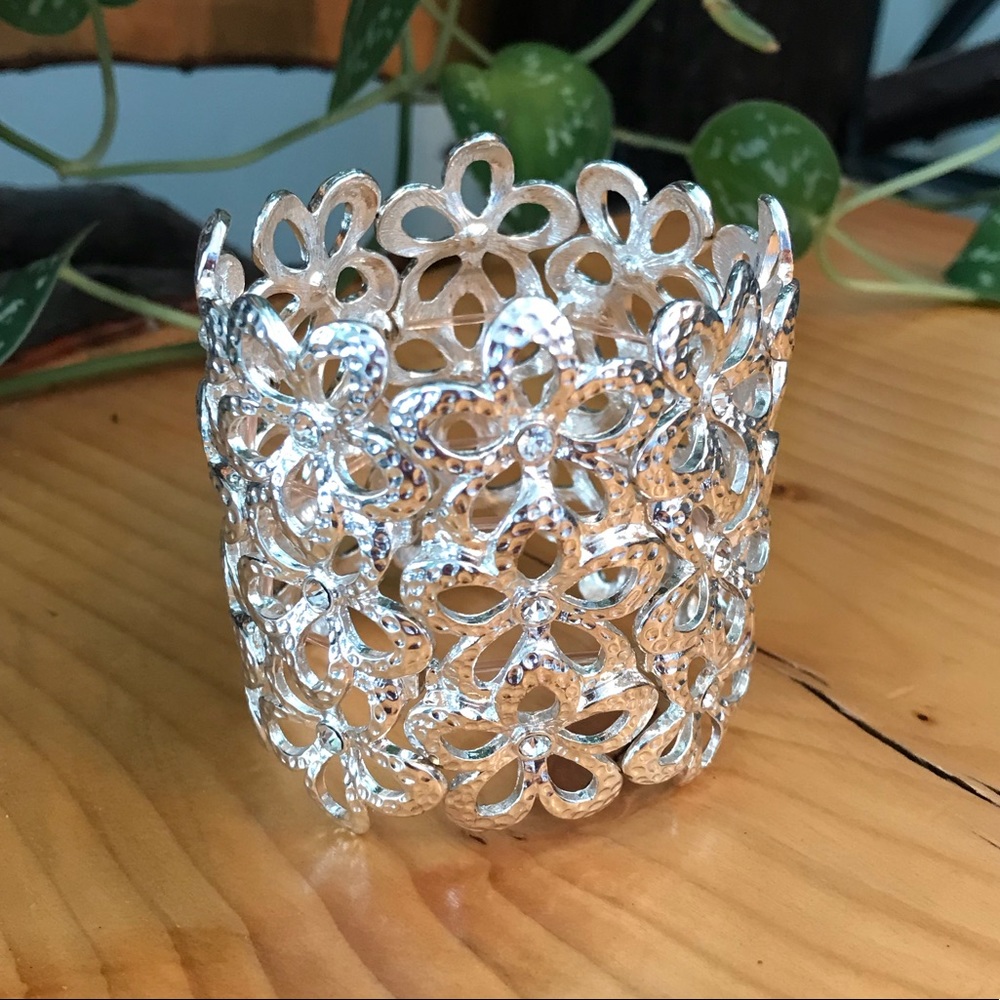 🌺🌺 4/$25! Silver Tone Stretch Cuff Bracelet - Picture 2 of 6